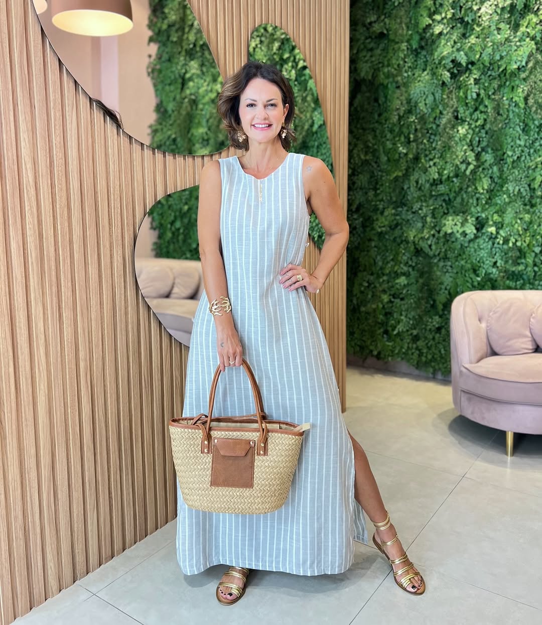 Vestido em Viscose com Fenda Lateral Listrado